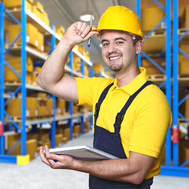 Logistik-Mitarbeiter im Lager