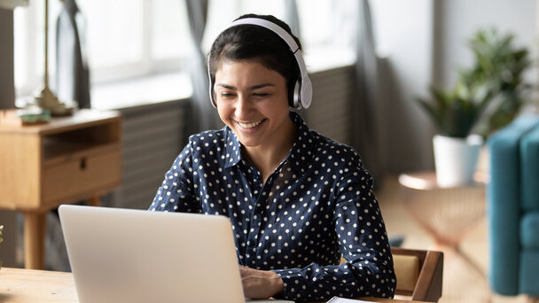 Teilnehmerin beim Online-Unterricht